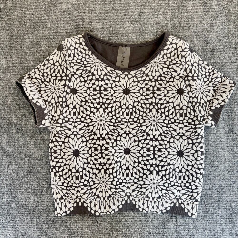 Altar'd State Revival Crop Top M/L Gray White Floral Geometric Activewear